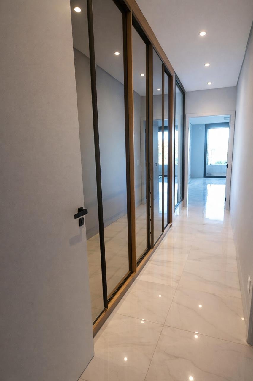 Closet espelhado corredor