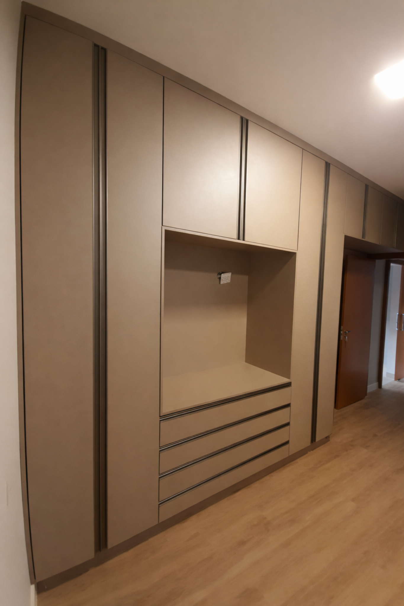 Guarda-roupa bronze com nicho central